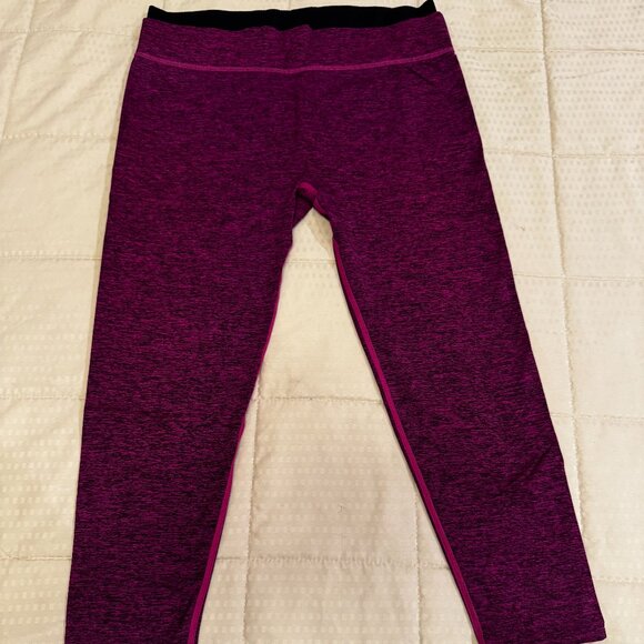 Fabletics, Seamless Printed Capri, Size: M, Color: Magenta Heather/Black - Picture 4 of 5